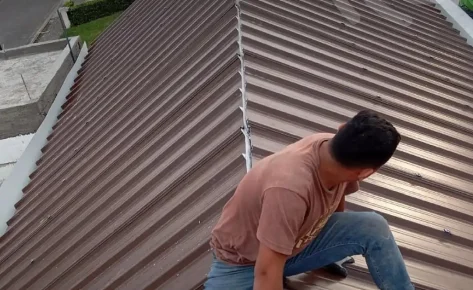 Alajuela Project – Coyol Home, installation of the roof using a Sandwich Panel System